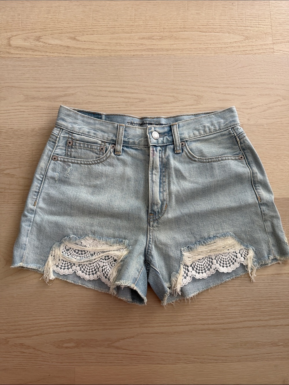 NWOT American Eagle Outfitters Light Wash Denim Shorts with Lace Insets Size 2